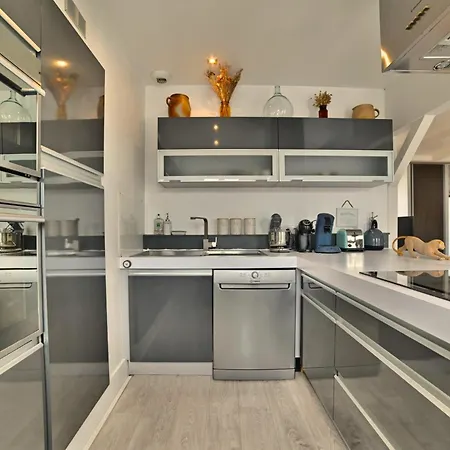 Precieux - Parking Gratuit, Climatisation, Tv 4k, Fibre, Terrasse, Entierement Renove *